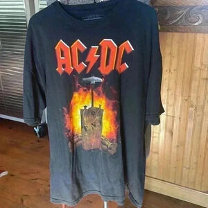 Live Nation AC/DC men’s XXL merchandise T-shirt.